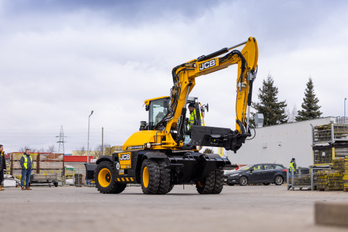 What jobs is a wheeled excavator best suited for?